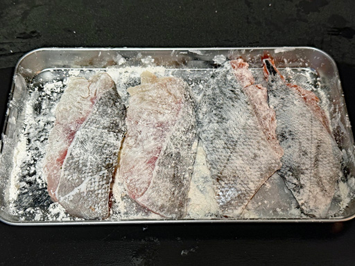 画像ギャラリー No.003のサムネイル画像 / 「ファイアーエムブレム 風花雪月」の食堂メニューは全部うまそうなので,「2種の魚のバター焼き」で味を検証。俺のコラボカフェ:Menu 081