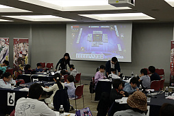 画像ギャラリー No.007のサムネイル画像 / 「雀魂 -じゃんたま-」を用いた小学生向けの麻雀教室開催。大阪に集結した精鋭による対局は,プロ雀士の講師陣も驚くほどのハイレベル