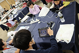 画像ギャラリー No.009のサムネイル画像 / 「雀魂 -じゃんたま-」を用いた小学生向けの麻雀教室開催。大阪に集結した精鋭による対局は,プロ雀士の講師陣も驚くほどのハイレベル