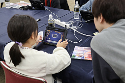 画像ギャラリー No.010のサムネイル画像 / 「雀魂 -じゃんたま-」を用いた小学生向けの麻雀教室開催。大阪に集結した精鋭による対局は,プロ雀士の講師陣も驚くほどのハイレベル