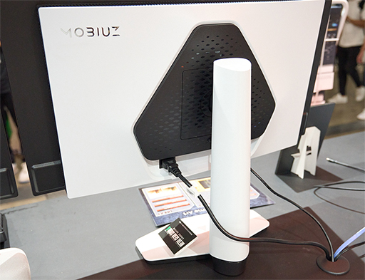 ���������꡼ No.006�Υ���ͥ������ / �ǿ����̻ҥɥå�ͭ��EL�ѥͥ����Ѥ���BenQ�������ޡ�����4K�ǥ����ץ쥤������å����������ȥ������θ���ξΩ���뿷��ǥ��TGS2025��