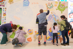 画像ギャラリー No.002のサムネイル画像 / 「ドラゴンクエストけしケシ!」巨大消しゴムはんこアートの展示が開始