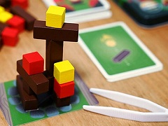 積み上げたブロックを,そのままキャンプファイヤーに“追加”していくバランスボドゲ「タキビブロック」が12月上旬発売へ