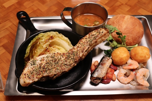 画像ギャラリー No.007のサムネイル画像 / USJ×「モンスターハンターワイルズ」コラボが期間限定で開催中。獣人族モリバーのアジトをモチーフにしたコラボレストランと,ARスタンプラリーを体験してきた