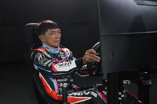 ���������꡼ No.004�Υ���ͥ������ / �Υ��󥿥ӥ塼�ϡ�Project Motor Racing�פγ�ȯ�ץ������˻���ů��᤬���á�����٥ƥ��ɥ饤�С����졼������Υꥢ�����