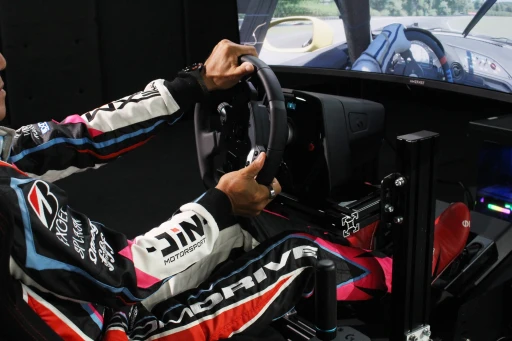 ���������꡼ No.006�Υ���ͥ������ / �Υ��󥿥ӥ塼�ϡ�Project Motor Racing�פγ�ȯ�ץ������˻���ů��᤬���á�����٥ƥ��ɥ饤�С����졼������Υꥢ�����