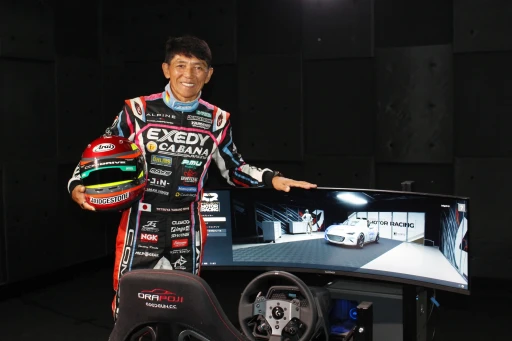 ���������꡼ No.011�Υ���ͥ������ / �Υ��󥿥ӥ塼�ϡ�Project Motor Racing�פγ�ȯ�ץ������˻���ů��᤬���á�����٥ƥ��ɥ饤�С����졼������Υꥢ�����