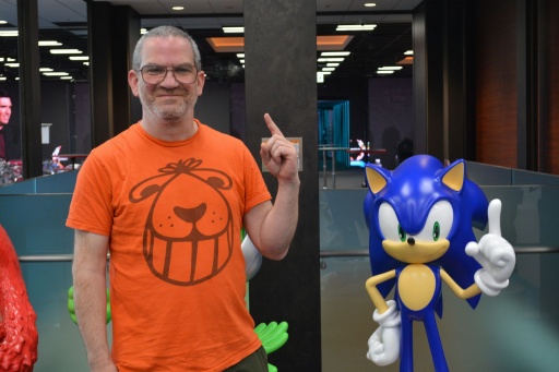 ���������꡼ No.002�Υ���ͥ������ / �Υ��󥿥ӥ塼�ϡ�Football Manager�ץ��꡼���Υǥ��쥯��������롤2ǯ�γ�ȯ���֤�Фƺ��夲��줿�ǿ����FM26�פοʲ�