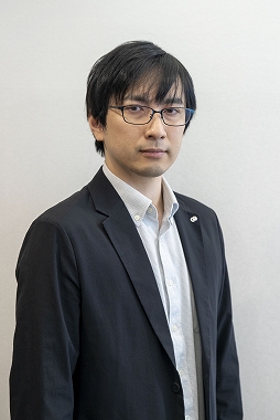 ���������꡼ No.001�Υ���ͥ������ / �Υ��󥿥ӥ塼�������ۥ顼���� ���Ȥ�ĳ�� REMAKE�פϡ�ʪ��䶲�ݴ��򤽤Τޤޤˡ�����Ū�ʥ�����ؤȾ��ڡ��ǥ��쥯�����ؤ���롤20ǯ�֤�Υ�ᥤ���Ȥ�