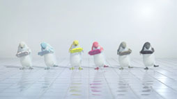 画像ギャラリー No.002のサムネイル画像 / 新型PlayStation Vitaの新たなテレビCM「登場篇」の放送が本日開始に。6色のペンギンがカラーバリエーションや,薄く軽くなった本体をアピール