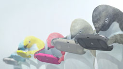 画像ギャラリー No.005のサムネイル画像 / 新型PlayStation Vitaの新たなテレビCM「登場篇」の放送が本日開始に。6色のペンギンがカラーバリエーションや,薄く軽くなった本体をアピール