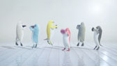 画像ギャラリー No.011のサムネイル画像 / 新型PlayStation Vitaの新たなテレビCM「登場篇」の放送が本日開始に。6色のペンギンがカラーバリエーションや,薄く軽くなった本体をアピール