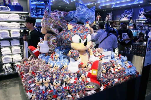 画像ギャラリー No.001のサムネイル画像 / 「SEGA STORE TOKYO」オープニングセレモニーをレポート。店舗限定アイテムも含め多彩なラインナップに注目だ