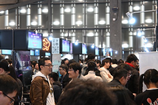 ���������꡼ No.003�Υ���ͥ������ / �������Υ���ǥ��������।�٥�ȡ�WePlay Expo 2025�פ����롣�����ܡ���Ÿ�����ZFX�פȹ�Ʊ���Ťǡ���쵬�Ϥ�1.5��Ķ�ˡ�WePlay2025��