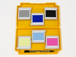 画像ギャラリー No.004のサムネイル画像 / いずれもファミコンがモチーフの新型PS Vita用ケースと3DS用カードケース