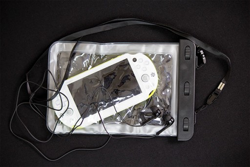 画像集#001のサムネイル/収納したままイヤフォンの接続もできるPS Vita用防水ケース。アンサーから