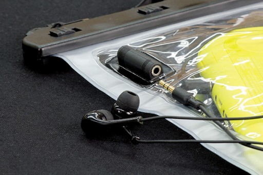 画像集#004のサムネイル/収納したままイヤフォンの接続もできるPS Vita用防水ケース。アンサーから