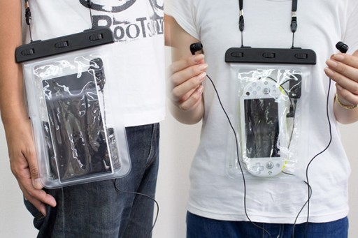 画像集#005のサムネイル/収納したままイヤフォンの接続もできるPS Vita用防水ケース。アンサーから