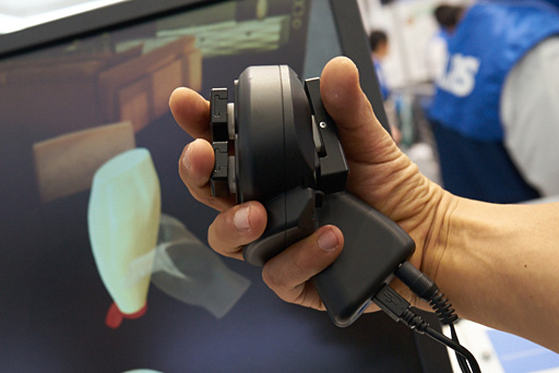 画像集 No.013のサムネイル画像 / CEATEC JAPAN 2015まとめ。ゲームシーンに来てくれるかもしれない触覚技術などを,コンパニオンのおねーさんともども見てきた
