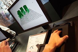 画像集 No.034のサムネイル画像 / CEATEC JAPAN 2015まとめ。ゲームシーンに来てくれるかもしれない触覚技術などを,コンパニオンのおねーさんともども見てきた