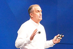 画像ギャラリー No.002のサムネイル画像 / Intel,「Merged Reality」を謳う独自のHMD「Project Alloy」や新型RealSenseカメラをアピール。「IDF 2016」基調講演レポート