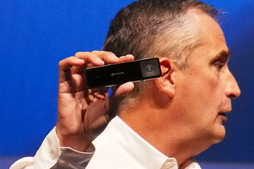 画像ギャラリー No.014のサムネイル画像 / Intel,「Merged Reality」を謳う独自のHMD「Project Alloy」や新型RealSenseカメラをアピール。「IDF 2016」基調講演レポート