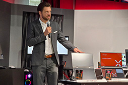 画像ギャラリー No.007のサムネイル画像 / Appleのアレより安い? JAPANNEXTが6K解像度の31.5型液晶ディスプレイを披露。ちょっと縦が広くなった14型×2画面も発売に