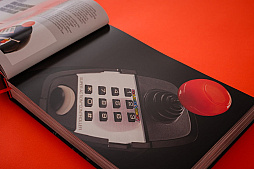 画像ギャラリー No.004のサムネイル画像 / 古今東西のコントローラ200種以上を取り上げた海外書籍が11月17日に発売。FC以前から最新のJoy-Conまで500枚以上の写真で紹介