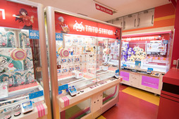 画像ギャラリー No.003のサムネイル画像 / ほぼ全筺体が電子マネー3種類に対応。ZUNTATAも応援に駆けつけた「タイトーステーション船橋店」のグランドオープン初日をレポート