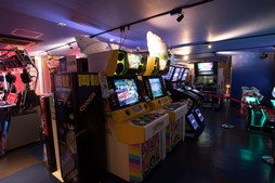 画像ギャラリー No.012のサムネイル画像 / ほぼ全筺体が電子マネー3種類に対応。ZUNTATAも応援に駆けつけた「タイトーステーション船橋店」のグランドオープン初日をレポート