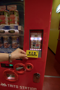 画像ギャラリー No.020のサムネイル画像 / ほぼ全筺体が電子マネー3種類に対応。ZUNTATAも応援に駆けつけた「タイトーステーション船橋店」のグランドオープン初日をレポート