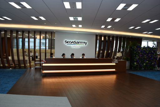 画像ギャラリー No.004のサムネイル画像 / セガサミーグループ新オフィスのプレス向け内覧会をレポート。セガの歴史を感じさせる会議室や客船をイメージしたインテリアが見られた