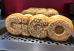 ���������꡼ No.012�Υ���ͥ������ / �Υ��󥿥ӥ塼�ϡ�����������沈�����GENDA���������å����ס�GENDA��������Υ��󥿥��Ȥˤʤ�Ȥ��ˡ�1�Ĥ��礭�����Ȥʤ�����沈����ɤ��ܻؤ��Ƥ���