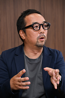 ���������꡼ No.016�Υ���ͥ������ / �Υ��󥿥ӥ塼�ϡ�����������沈�����GENDA���������å����ס�GENDA��������Υ��󥿥��Ȥˤʤ�Ȥ��ˡ�1�Ĥ��礭�����Ȥʤ�����沈����ɤ��ܻؤ��Ƥ���