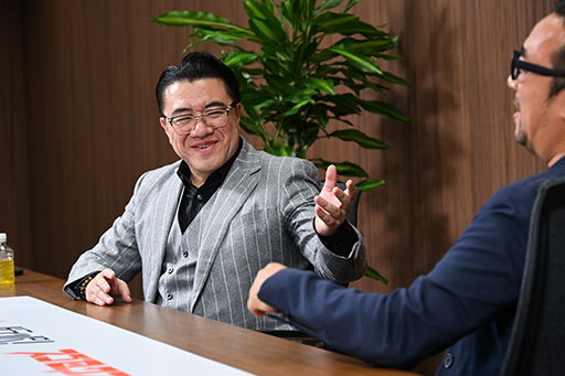 ���������꡼ No.026�Υ���ͥ������ / �Υ��󥿥ӥ塼�ϡ�����������沈�����GENDA���������å����ס�GENDA��������Υ��󥿥��Ȥˤʤ�Ȥ��ˡ�1�Ĥ��礭�����Ȥʤ�����沈����ɤ��ܻؤ��Ƥ���