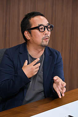 ���������꡼ No.027�Υ���ͥ������ / �Υ��󥿥ӥ塼�ϡ�����������沈�����GENDA���������å����ס�GENDA��������Υ��󥿥��Ȥˤʤ�Ȥ��ˡ�1�Ĥ��礭�����Ȥʤ�����沈����ɤ��ܻؤ��Ƥ���